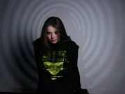 Džemperis šviečiantis prie UV lempų "Face"