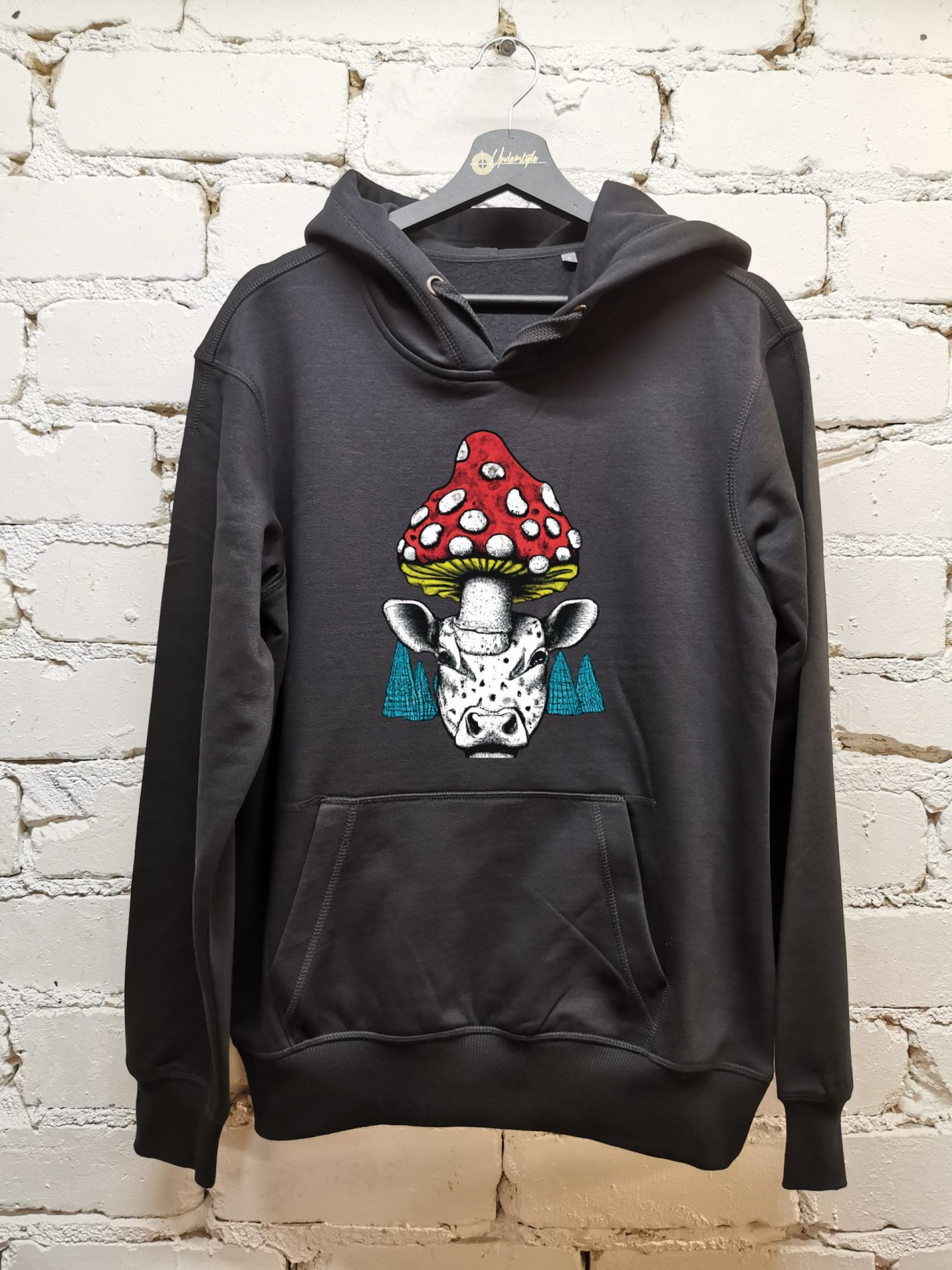 Džemperis su spauda „Karvės Grybelis“ 1 džemperis su spauda „karvės grybelis“