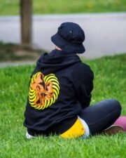 Džemperis su šilkografijos spauda, šviečiantis prie UV lempų „#KurGrybų“ - Image 3