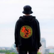 Džemperis su šilkografijos spauda, šviečiantis prie UV lempų „#KurGrybų“