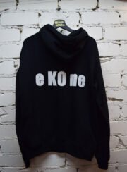 Džemperis su užrašu “e KO ne”