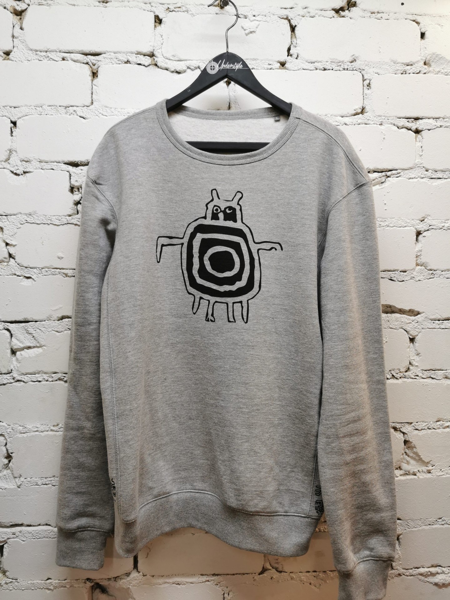 Pilkas džemperis be kapišono "Palma" 1 pilkas džemperis be kapišono "palma"