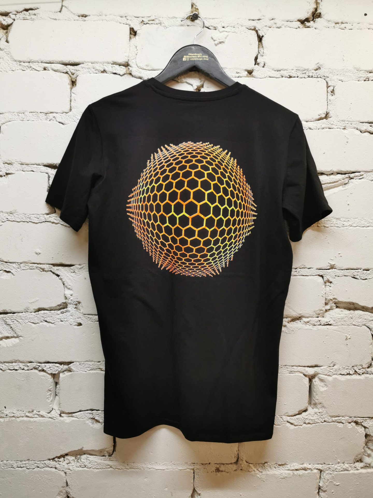 Organinės medvilnės marškinėliai su šilkografijos spauda „GeometricArt“ 1 organinės medvilnės marškinėliai su šilkografijos spauda „geometricart“