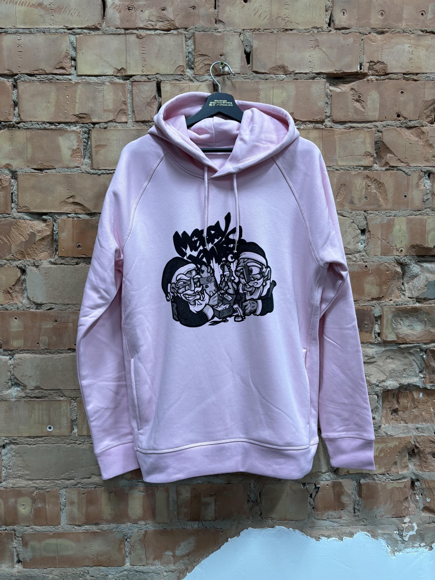 Kalėdinis džemperis su šilkografijos spauda „ SantaBoom “ 1 Kalėdinis džemperis su šilkografijos spauda „ SantaBoom “